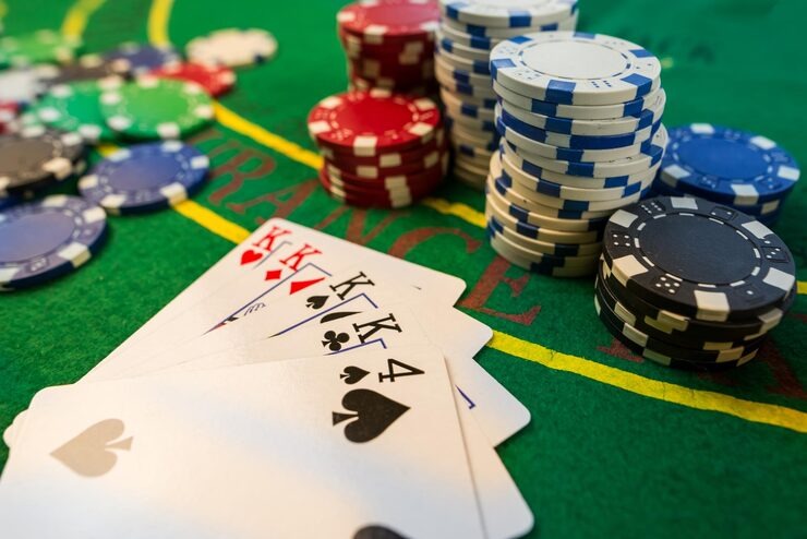 kingtoptoto login Bandar Poker live dealer table on mobile phone screen